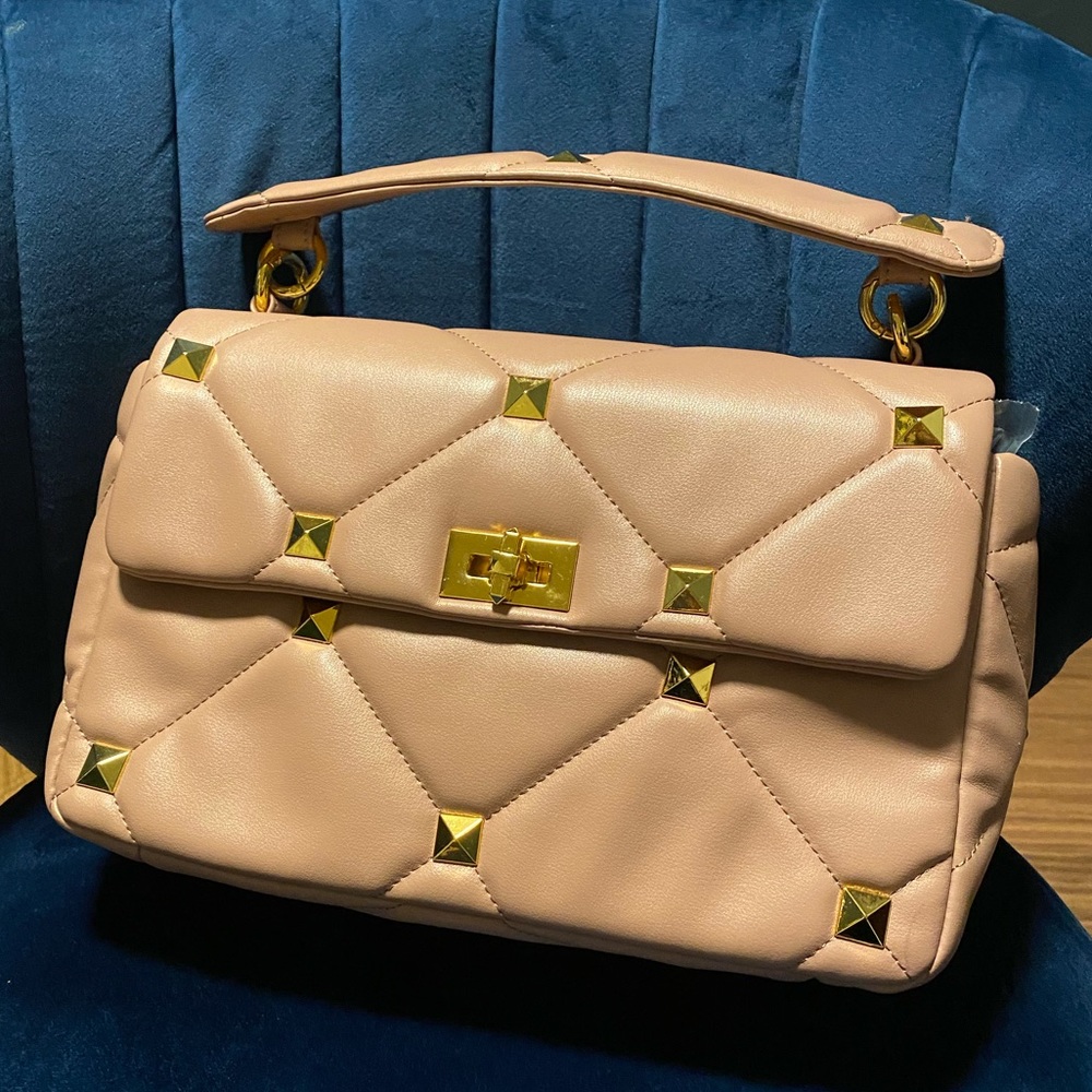 Elegant Quilted Pink Shoulder Bag with Gold Hardware - Picture 3 of 8